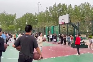 面对场上热舞的啦啦队，老詹的内心毫无波澜！😂