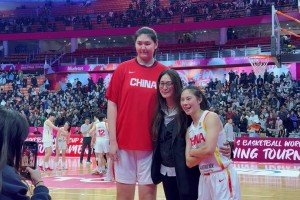 三代中国女篮成员同框！赛后隋菲菲与王思雨、张子宇三人合影！