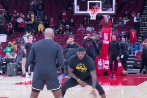 好久不见了！易建联出席某篮球活动，这身材保持得真好！