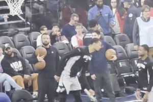 发展联盟最大牌球员？名场面：库里20年在发展联盟的训练！