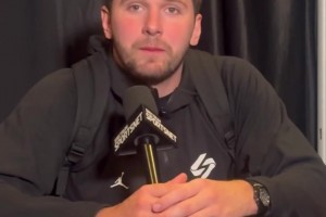 东契奇谈和球迷喷垃圾话：我用英语回应的，确保他能听得懂