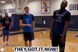 队友为欧文唱生日歌祝欧文34岁生日快乐🎂