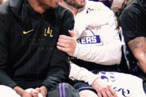 小里和卢卡的半场投篮掰头好像是无穷无尽了🫨